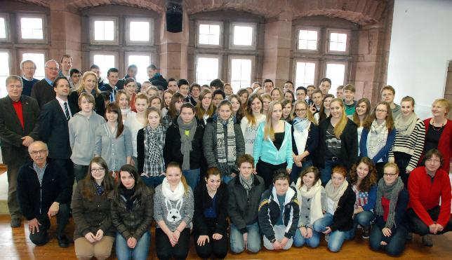gemeinsam Sport zu treiben. Abschließend erhoben sich alle Schüler von ihren Plätzen und sagten laut: Es lebe die deutsch-französische Freundschaft!