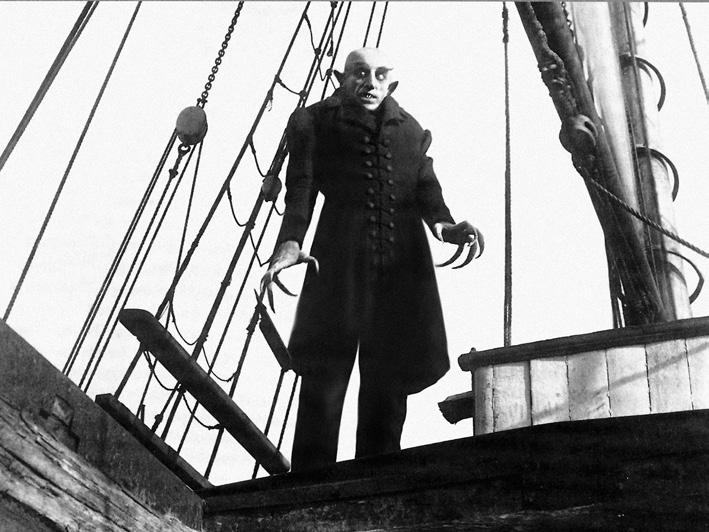 Der große hagere Schauspieler wurde durch den Ausstatter und Okkultisten Albin Grau zum Wesen aus dem Schattenreich, der als der Prototyp des Vampirs im Film gilt. Ist es die Handlung?