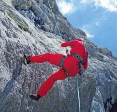 Kletterkurse und Fahrten am Fels Grundkurs Klettern Fels Schritt für Schritt werden die Kursteilnehmer an das selbständige Topropeklettern herangeführt, dabei erlernen sie die grundlegenden Techniken