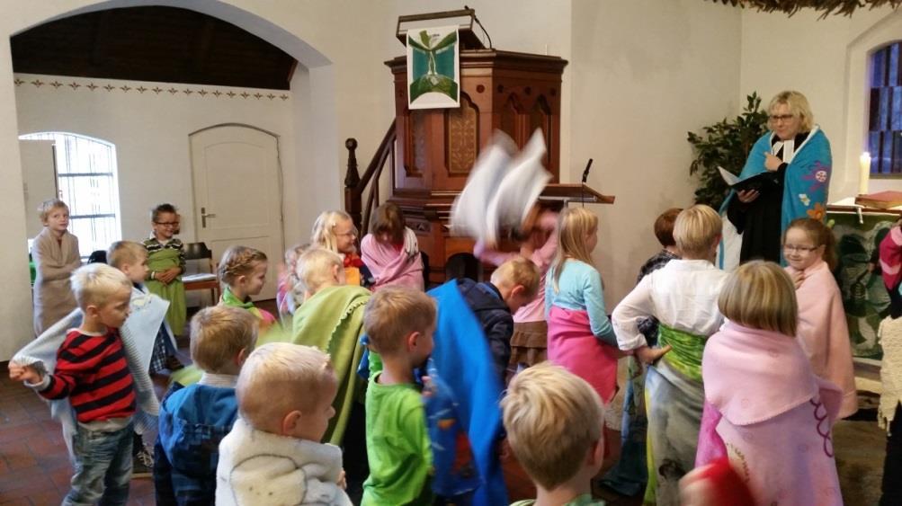 Aus unserer Kirchengemeinde Tauferinnerungsgottesdienst Am 19. Oktober 2014 feierten wir bei uns in der Kirchengemeinde einen fröhlich bunten Tauferinnerungsgottesdienst.