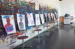 .. Anhand eines riesigen Wandbildes von Robert Delaunay werden den Teilnehmenden als Einstieg eben diese Farben und Formen von Barbara Brandt (Kunstvermittlung und Pädagogik Kunsthaus Zürich) erklärt