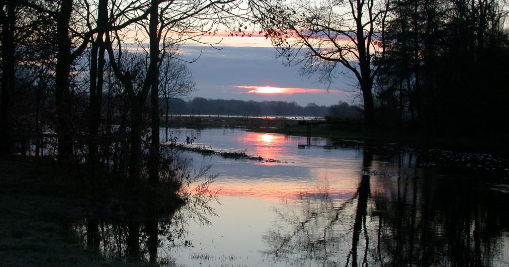 6 Literatur und weiterführende Informationen [1] FGG Weser (Flussgebietsgemeinschaft Weser): Hochwasserrisikomanagementplan 2015 bis 2021 für die Flussgebietseinheit Weser (nach 75 WHG bzw.
