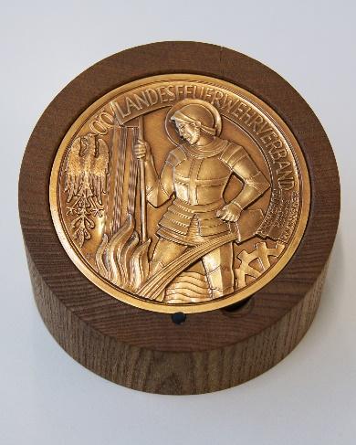 2.2.4 Große Florian-Ehrenmedaille des Oö. LFV in Bronze Die Große Florian-Ehrenmedaille des Oö. LFV in Bronze wird für besonderes überörtliches Engagement verliehen.