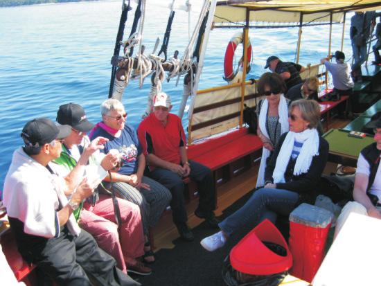 Tag - Bootstour um die Insel Auf de m Campingp latz sind Hunde erlau bt Kurze Beschreibung: Einschiffung um 10.00 h in der Èikat-Bucht. Wir machen Pause (ca.