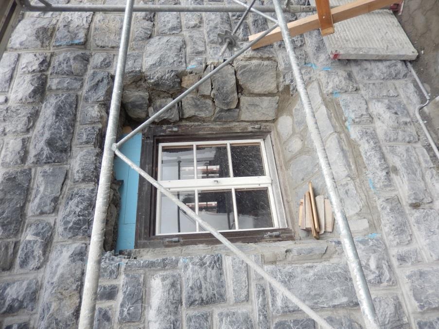 bestehende Mauerwerk angepasst, die Oeffnung vom Fenster im Treppenhaus