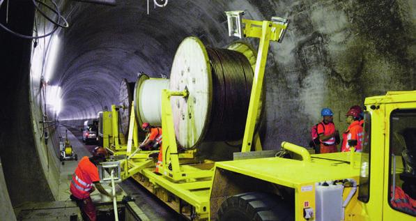 Daten Niederspannung 400 V, 50 Hz Mittelspannung 16 kv, 50 Hz und 6 kv, 50 Hz Kabel in Rohrblöcken in den seitlichen Tunnelbanketten 35 gung 2600 km.