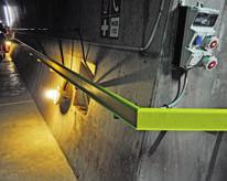 Um mechanische Beschädigungen zu vermeiden, werden die Kabel in Rohrblöcken in den seitlichen Tunnelbanketten verlegt.