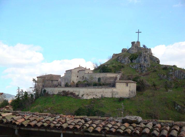 Statt wie im Original eine Renaissance-Stadtkulisse, sind hier die Hügel von Pennabilli als Hintergrund gewählt. Der Legende nach hat Sebastian im 3. Jh.
