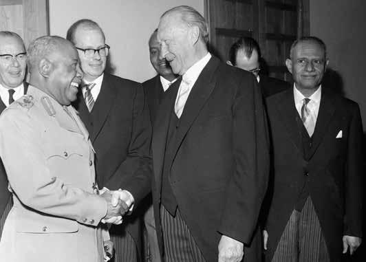 II. Strukturen und Lebenswelten SZ Photo/United Archives/TopFoto Bundeskanzler Konrad Adenauer empfängt am 16. April 1962 den sudanesischen Präsidenten Ibrahim Abboud in Bonn.