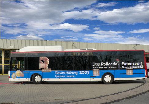 Der zum fahrenden Finanzamt umgebaute Bus steuert verschiedene Orte in Thüringen an. Ein Sachgebietsleiter und zwei Bearbeiter der zuständigen Finanzämter sind die jeweiligen Ansprechpartner vor Ort.