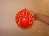 Die gewünschte Länge bei einem Durchmesser des Ballons von der Papierschnur oder des Papiergarnes abwickeln und ca. 10-15 Minuten gut einweichen (nicht triefend!). 3.