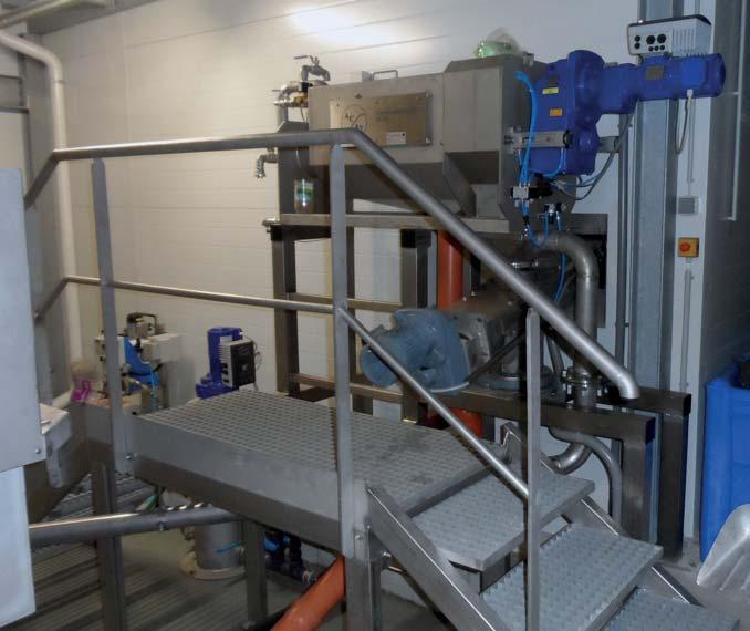 Abwasser unter PAC Zudosierung in einen Rohrflockulator geleitet, wo auch das über die Polymeranlage angesetzte Polymer zugegeben wird.