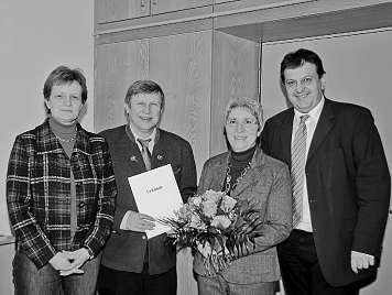 Peter zur Wahl: Nach 43 Jahren als Fachoberlehrerein an der Hauptschule im Lindenkreuz wurde Marianne Gstatter von Schulrat Vitus Schwärzer in den Ruhestand verabschiedet.
