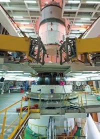 Nachdem die Ingenieure den europäische Raumfrachter ATV-4 Albert Einstein in der Integrationshalle am europäischen Weltraumbahnhof Kourou erfolgreich in die Ariane 5ES integriert haben, tritt die