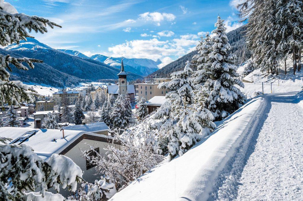 Jahreszeiten in Davos Als Wintersportmetropole ist die höchst gelegene Stadt Europas ein Eldorado für Snowboardund Skifans.