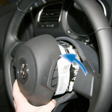 2) to unlock the locking mechanism of the Airbag-unit. (pic.