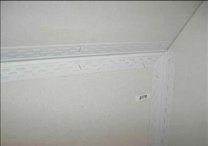 3770 Inneneckprofil aus PVC, durch Knickfalte universell einsetzbar für Winkel von 70 bis 150.