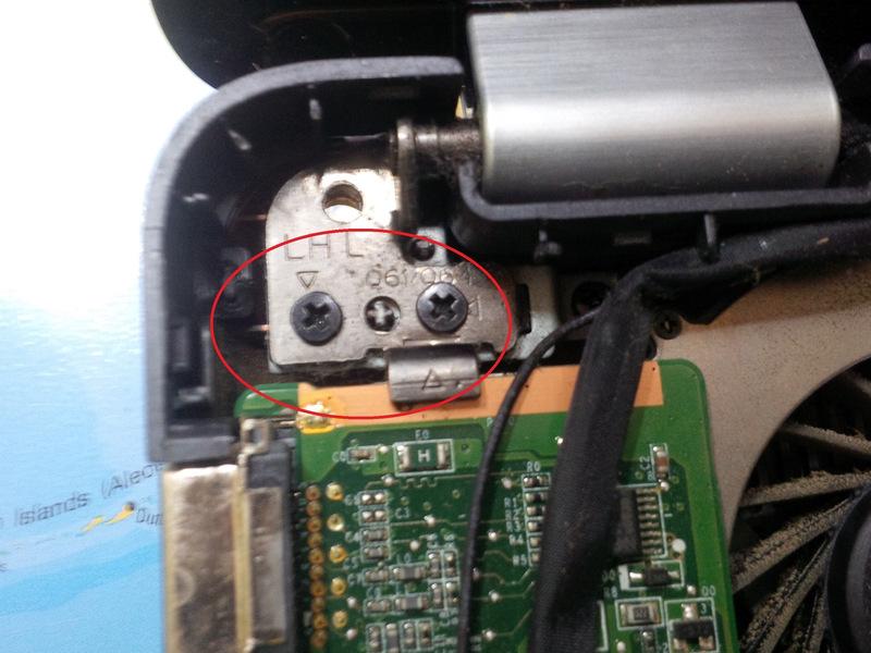 Kabel / Leitungen und Schrauben können wir die Schrauben aus dem Bildschirm Scharnier entfernen.