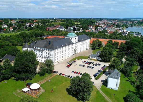 134 RundumdieStadt Gottorf: Zeitreise trifft Kunstgenuss Ein besonderes Ausflugsziel ist das Schloss Gottorf in Schleswig. Der prächtige weiße Bau blickt auf eine wechselvolle Geschichte zurück.