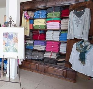 51 Neben der Mode ist ihre Boutique auch eine kleine Galerie. Regionale und überregionale Künstler stellen ihre Kunstwerke aus, dadurch bekommt der Laden immer wieder ein neues Gesicht.