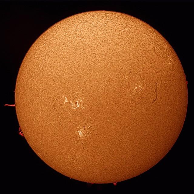 2. Hauptdarstellerin Sonne Sonne im H-Alpha Licht Wichtige Daten: Masse 1,9884 *1030 kg Entfernung 149,6 *106 km Radius 696.342 km Fallbeschleunigung 274 m/s2 Oberflächentemperatur 5.