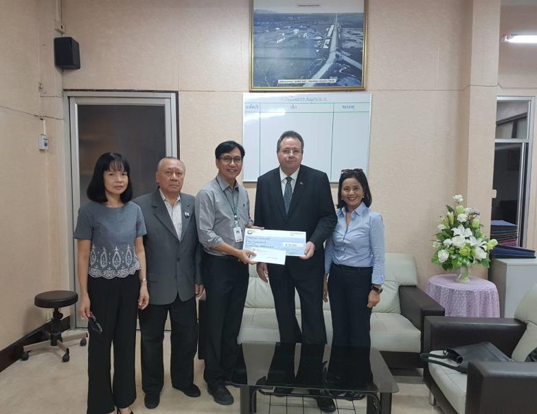 Spendenübergabe an die Psychiatrische Klinik Suan-Prung Chiang Mai am 05. Oktober 2017 von links : Dr. Kittiwan Tiemkeaw, Psychiaterin, Dr. Parani Shawalut, Zahnärztin, Dr.