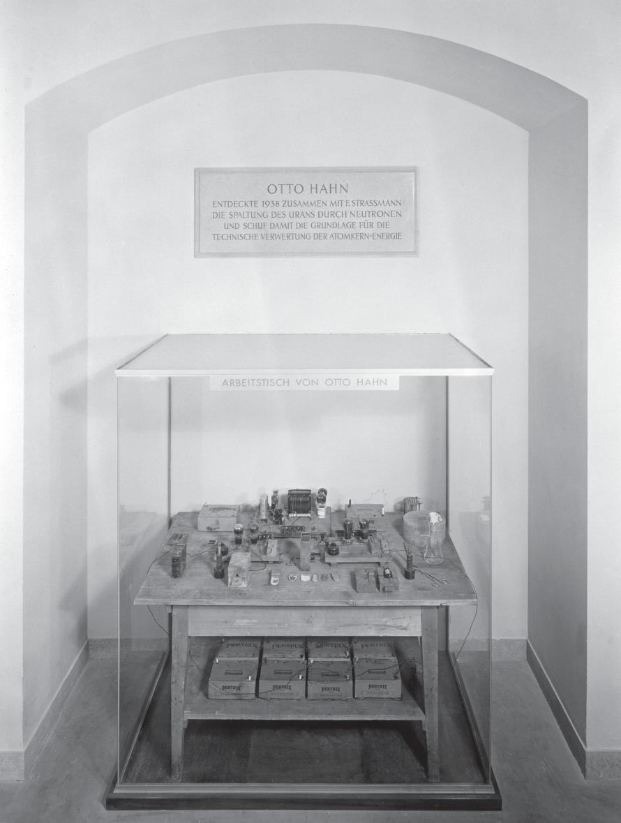 Abb. 2 Der»Otto Hahn Tisch«, wie er im Deutschen Museum ab 1953 zu sehen war.»nicht mehr durchweg dieselben«.»aber spielt das eine Rolle?