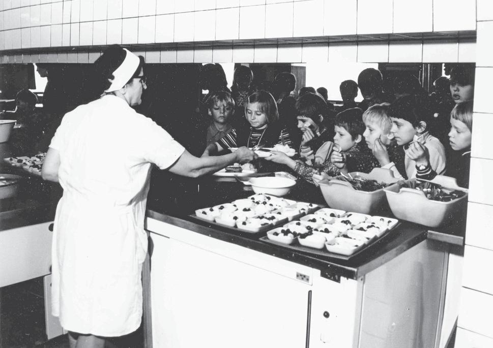 Abb. 7 Essenausgabe bei der Schülerspeisung, im Vordergrund der Nachtisch in Kompottschälchen aus Melaminharz. (Foto Zentralkonsum eg, Archiv).