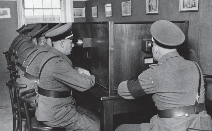 Abb. 9 Betrachtung des Bochumer Stereo-Panoramas durch eine Abordnung der DAF-Reichsschulungsburg in Erwitte, um 1937. Fotograf: P. Cortz, Bochum. (Quelle: montan.dok / BBA 112).