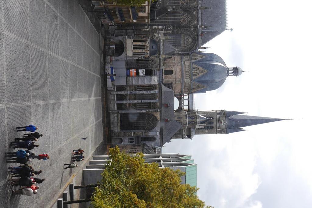 Dieses so beeindruckende und für die deutsche Geschichte bedeutsame Bauwerk sollte sich jeder, der einmal in Aachen ist, ansehen. Einige Orchestermitglieder machten zusätzlich eine Führung im Dom mit.