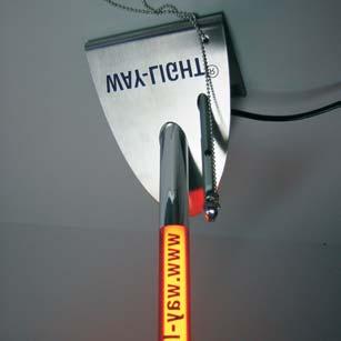 2 Der kleine Edelstahl-Standfuß (entwickelt für den 40er Leuchtstab) ist mit einem integrierten Stifthalter ausgestattet; so