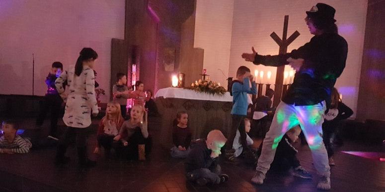 Lichterfest Am 26.1.2018 war auf dem Bonmannspielplatz das Liricher Lichterfest. Es waren viele Menschen und auch ein paar Kinder und Lehrer aus der Wunderschule da.