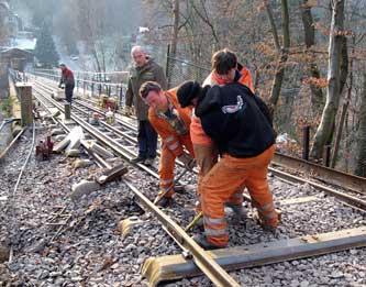 Bei den Überholungs- und Richtarbeiten an den Schienen im Frühjahr 2004 stellte sich heraus, dass eine Erneuerung der kompletten Trasse in der Wintersaison erforderlich wird.