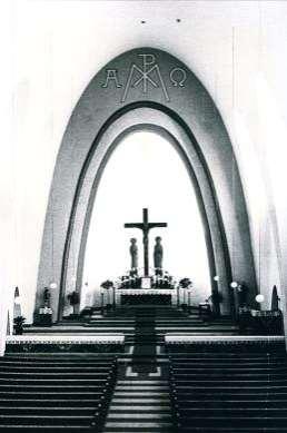 27 eine Orgel, 1939 wurden die Sakristei und das Heim darunter gebaut und 1941 ein fester Altar installiert. Erst danach konnte das Gotteshaus konsekriert werden. Vier Tage nach Einführung des 2.