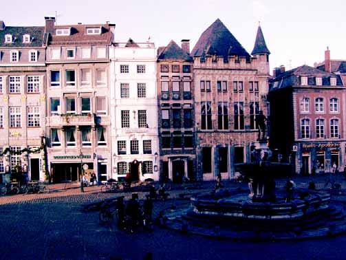 Markt Am Markt, gegenüber dem Rathaus, vermitteln historische Bürgerhäuser den Aachener Baustil unterschiedlicher Epochen. Das Haus Einhorn aus der Zeit um 1700 und der Goldene Schwan aus dem 19.Jhd.