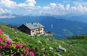 Besondere Ruhepole sind stille Bergseen mit herrlicher Fernsicht. Soweit das Auge reicht nur Berge. Natur und Berge mit der Familie erleben!