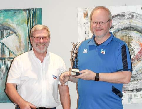 Uwe Euskirchen übergibt den Kay-Joch-Pokal an Ehrhard Petter.