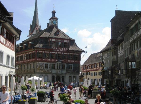 Konzertplätze: Der Rathausplatz mit seinen Wandmalereien darf mit Recht zu einem der schönsten Plätze in der ganzen Schweiz gezählt werden.