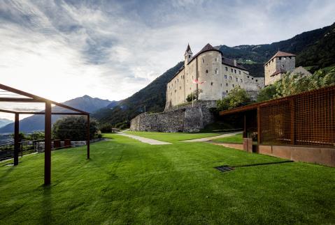 Festspiele in der Arena von Schloss Tirol An einem der symbolträchtigsten Orte Südtirols, in der ehemaligen