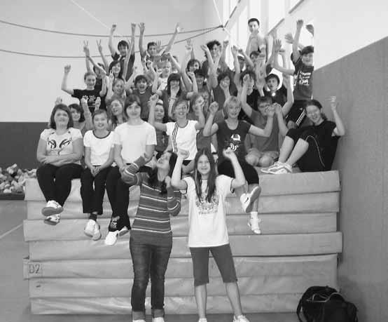 Ein weit gefächertes Sportprogramm sorgte für Abwechslung. Fußball und Handball waren der Renner, während man beim Volleyball noch viel zu lernen hatte, was gemeinsam großen Spaß machte.