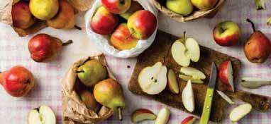 HERBSTLICHER APFEL- BIRNEN-CRUMBLE Für einen schnellen Nachtisch werden Apfel- und Birnenstücke mit Zimt vermischt und in Auflaufförmchen mit Streuseln aus Mehl, gehackten Haselnüssen, Butter und