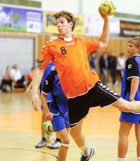 HANDBALL-AKADEMIE LEIPZIG/DELITZSCH C-Jugend: Im Derby bestanden Handball-Akademie - SG LVB 33:26 (18:10) Vor rund 100 Zuschauern in der Sporthalle Brüderstraße setzten sich die jüngeren Akademiker