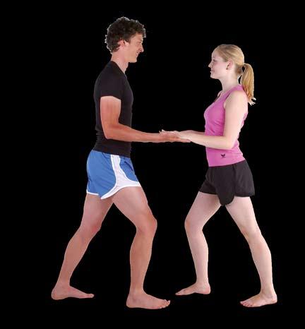 Übung 4 Wichtig: Körperspannung, Hohlkreuz vermeiden (Bauchmuskulatur anspannen) Die Partner stehen sich mit gestreckten Beinen und festem Stand (mehr als