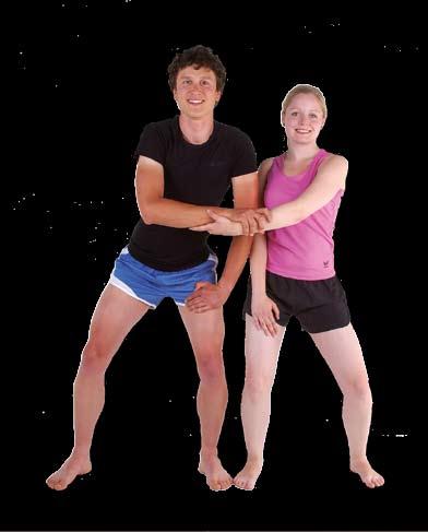 Übung 12 Wichtig: gerader Rücken Die Partner stehen etwas mehr als schulterbreit nebeneinander, Knie leicht gebeugt und