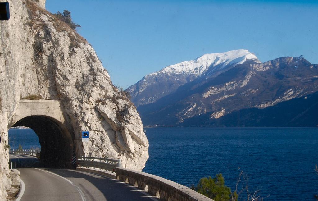 Mittagessen im Sommer- und Winterferienort, beknt vor allem durch die Alpinen Skiweltcups. Am Vormittag fahren im Car auf der Strasse entlg dem Westufer des Gardasees bis nach Gardone Riviera.