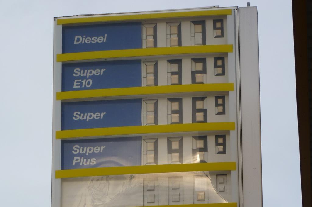 Aufgabe 3: Diesel oder Benziner? Beim Autokauf ist es auch heute noch sinnvoll, sich zu überlegen, ob man sich ein Dieselfahrzeug oder ein Benzinfahrzeug kauft.