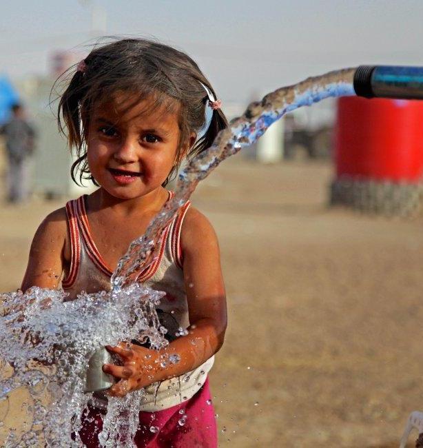 UNICEF / Khuzaie UNICEF / Zaidi Anlage 1 - SCHÜLER-INFO Wasser Sauberes Wasser ist ein Menschenrecht Sauberes Wasser zu haben ist für uns etwas ganz Selbstverständliches.