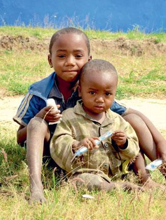 71 ZWISCHENMENSCHLICH Salama, bonjour, good morning Der Beginn eines Hilfsprojektes auf Madagaskar Ein internationales Team und dreisprachige Begrüßung am Morgen: Für uns fünf Zahnmedizinerinnen aus
