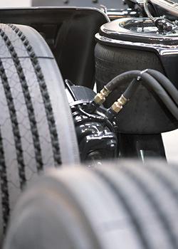 Bremsschlauchleitungen: Definition Bremsschlauchleitungen werden an den Übergängen zu dynamisch stark beanspruchten Teilen, wie Achs-Schenkel oder Bremssattel eingesetzt.