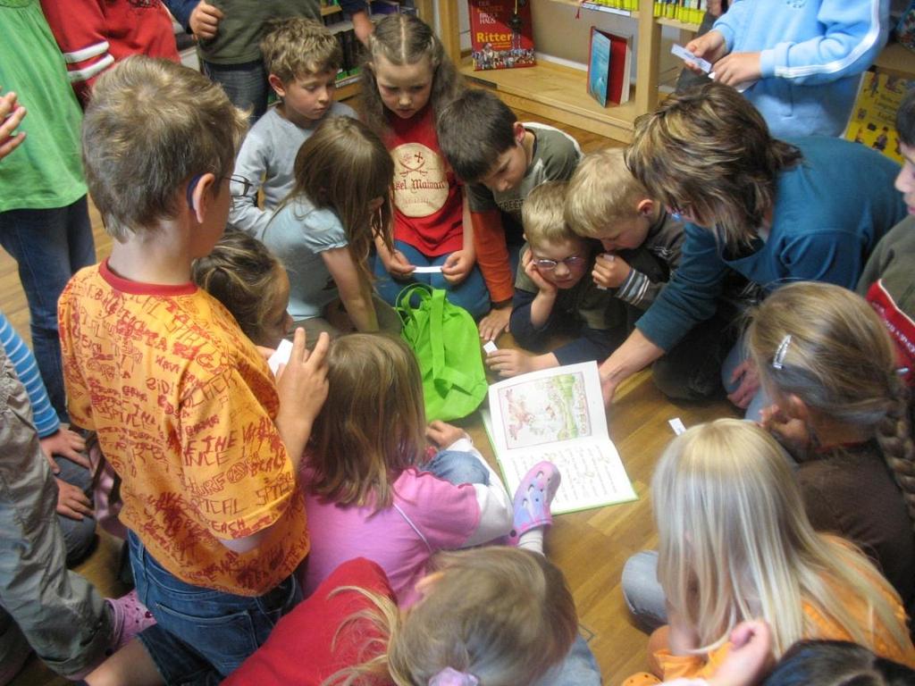 Bei den weiteren Besuchen Lesefähigkeit der Kinder wird getestet, Aufmerksamkeit geübt: Ein Erstleserbuch wird